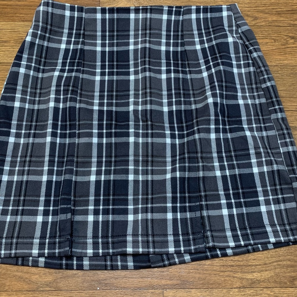 Women’s Aeropostale Black and Gray Plaid A-Line Skirt size medium